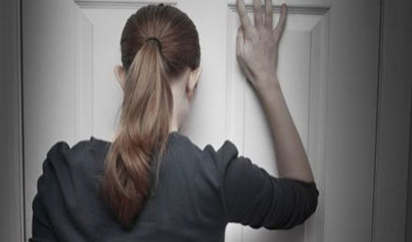 Monteur maakt een toegevallen Woerdense voordeur open Monteur maakt een toegevallen Woerdense voordeur open